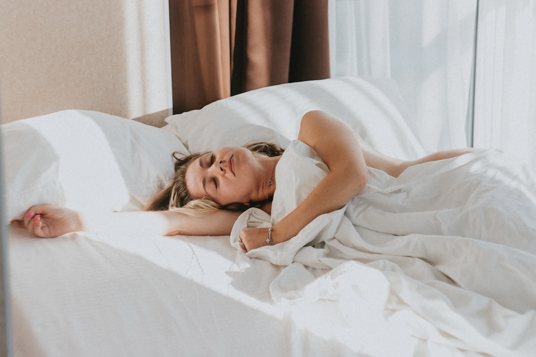 persoon ligt wakker in bed met slaapproblemen na het stoppen met wiet