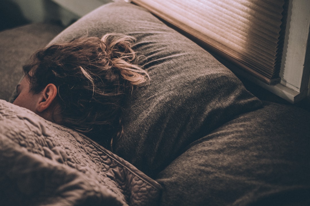 vrouw ligt slapeloos in bed, slaapproblemen na stoppen met wiet