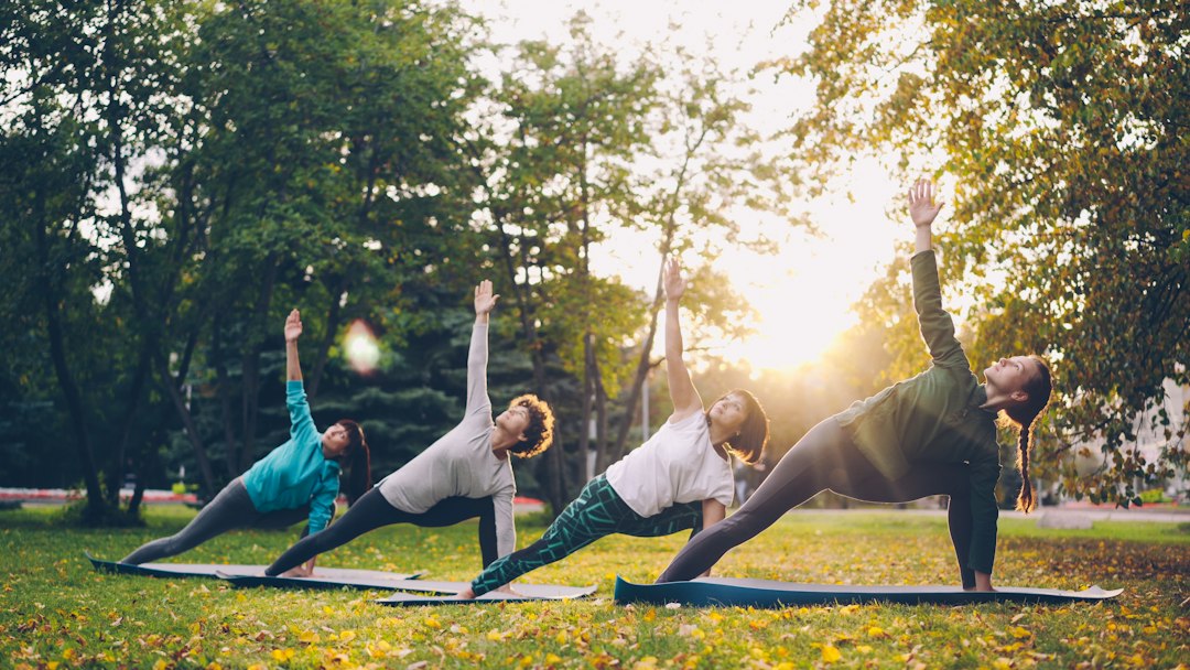 Yoga in het park als ontspanning tijdens het stoppen met wiet