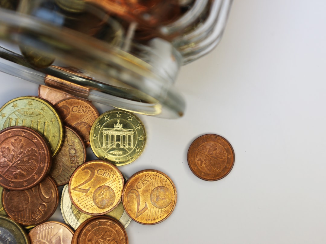 Euro-munten in een glazen pot (spaargeld) — wat kost wiet per maand